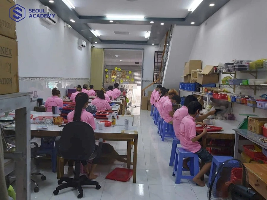 Học nghề làm lông mi giả cần sự tỉ mỉ, kiên nhẫn thao tác với từng sợi mi nhỏ