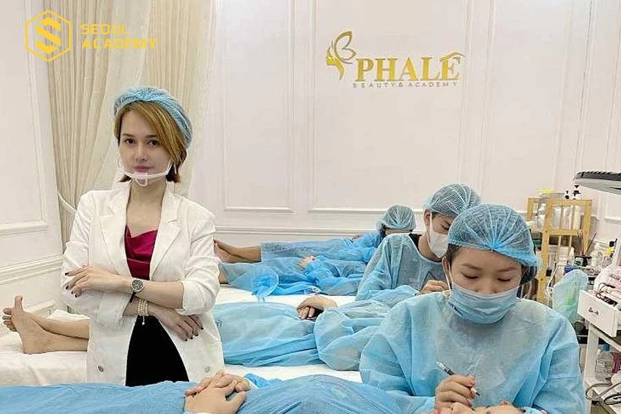 Pha Lê beauty nổi tiếng với những khóa đào tạo chuyên viên phun xăm