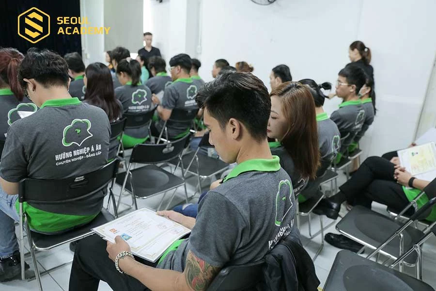 Khoá học tại Hướng nghiệp Á Âu bao hàm về kiến thức, kỹ năng và thực hành