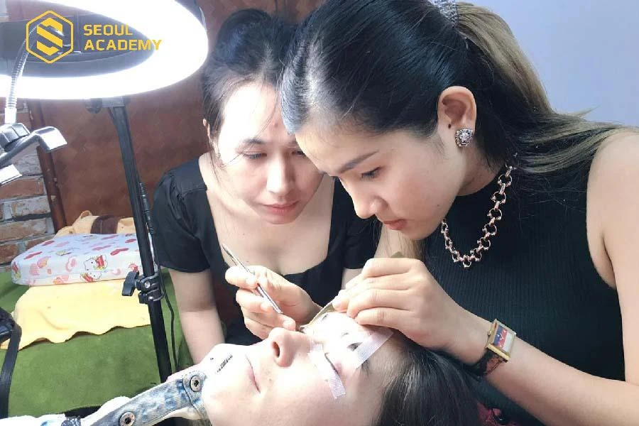 Chương trình học nối mi tại Ken Beauty đan xen lý thuyết và thực hành