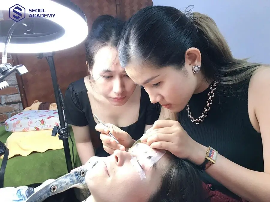 Nội dung khóa học nối mi tại nhà văn hóa được thiết kế theo từng chuyên đề