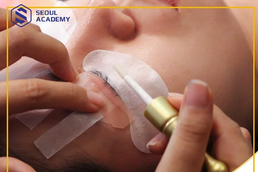 Miss Trâm luôn mở các khóa nối mi mỗi tháng