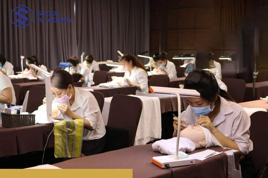 Một lớp học nối mi tại Hoaly’s