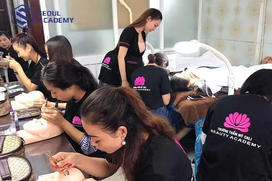 Khóa học nối mi tại Cali Academy luôn thu hút học viên tham gia