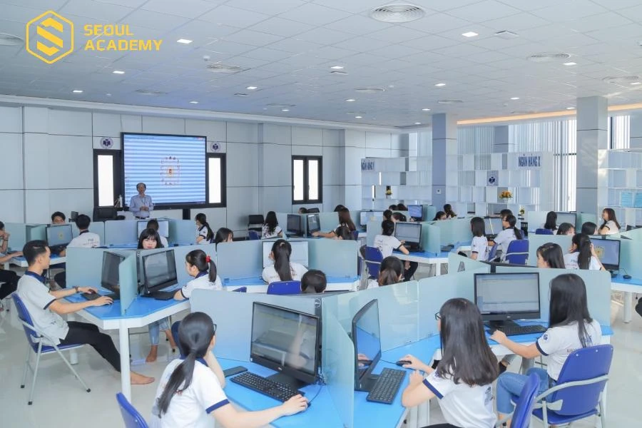 Nhóm ngành kinh tế tuyển sinh khối D06
