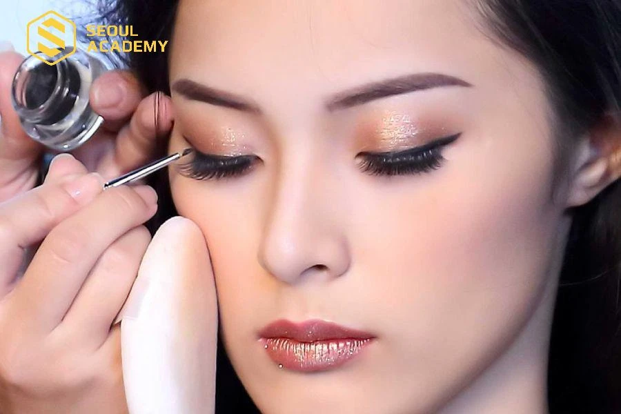 Khi “vẽ” lên khuôn mặt, bạn cũng cần phải thật tỉ mỉ