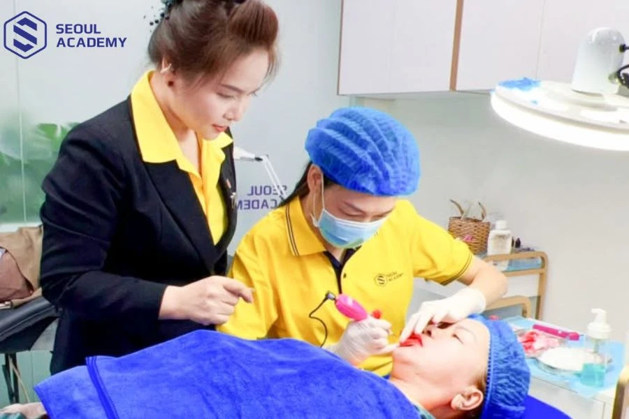 Giảng viên hướng dẫn thực hành khóa học spa