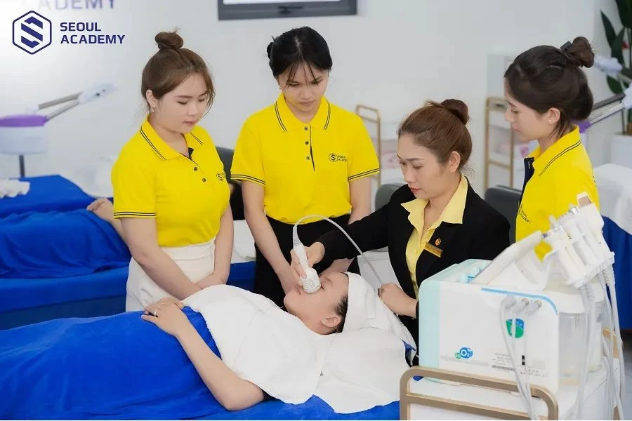 Học viên sẽ được học lý thuyết nền tảng trước khi bước vào học thực hành