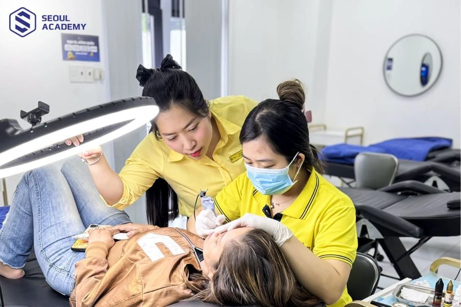 Học viên thực hành trên mẫu thật dưới sự hướng dẫn của giảng viên