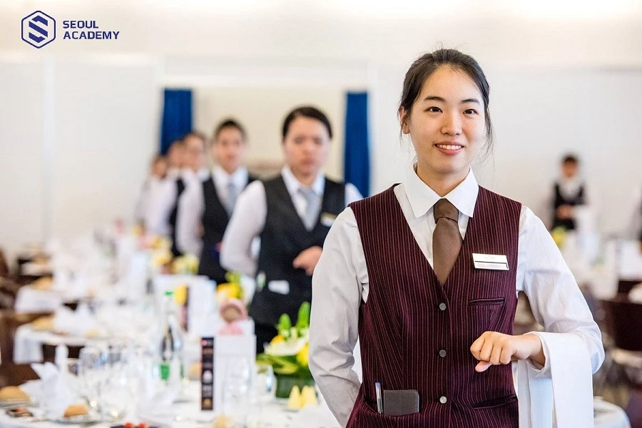 Du lịch và khách sạn là lựa chọn nghề nghiệp rất phù hợp với những người thích giao tiếp, có khả năng ngoại ngữ