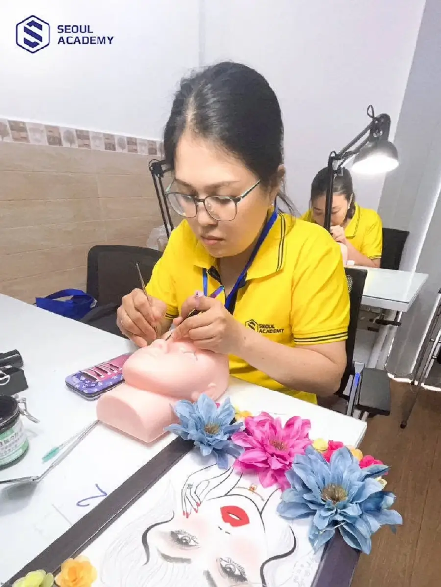 Seoul Academy là địa chỉ đào tạo nghề nối mi uy tín, chuyên nghiệp theo lộ trình quốc tế đảm bảo tay nghề vững cho học viên có nhu cầu làm việc tại nước ngoài