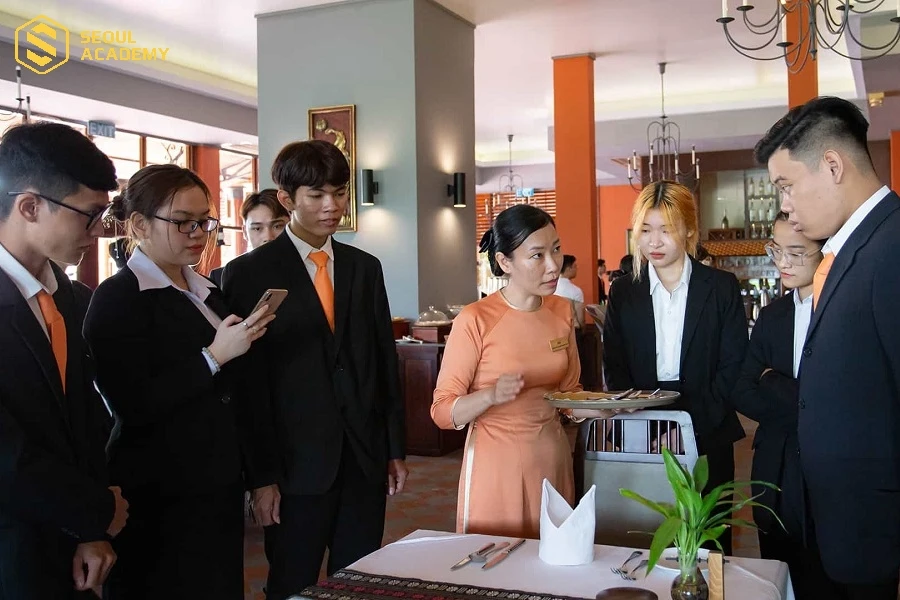 Dịch vụ là nhóm ngành bạn có thể làm trái ngành phổ biến hiện nay