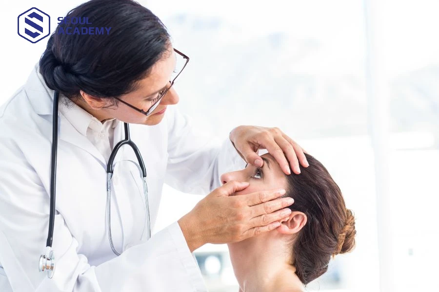 Nên đến nghe tư vấn từ bác sĩ nếu tình trạng sưng mắt kéo dài hơn 1 ngày
