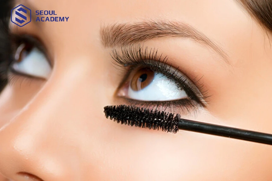 Nhiều người có thói quen vẫn chuốt mascara cho mi nối
