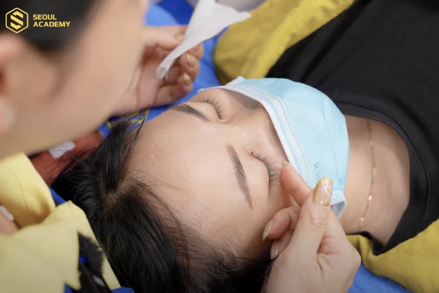 Khách hàng được kiểm tra kỹ lưỡng trước khi nối mi