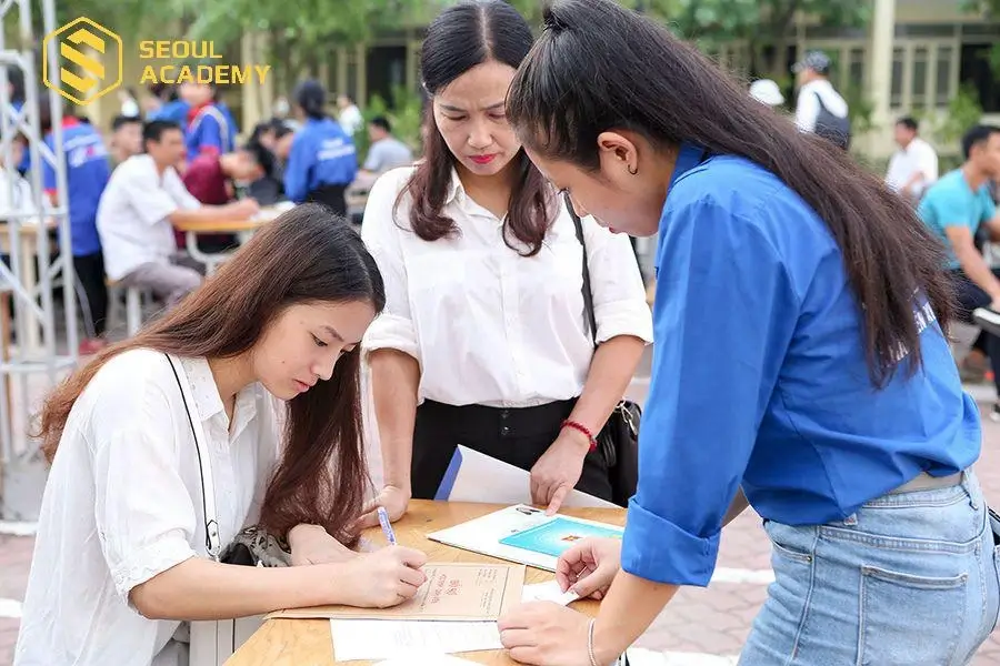 Một số sinh viên đăng ký đi học trong kỳ hè