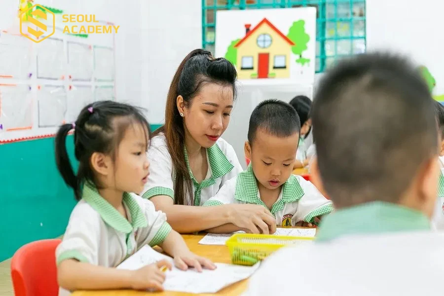 Trẻ em tự kỷ trong giờ học tại trung tâm Rồng Việt