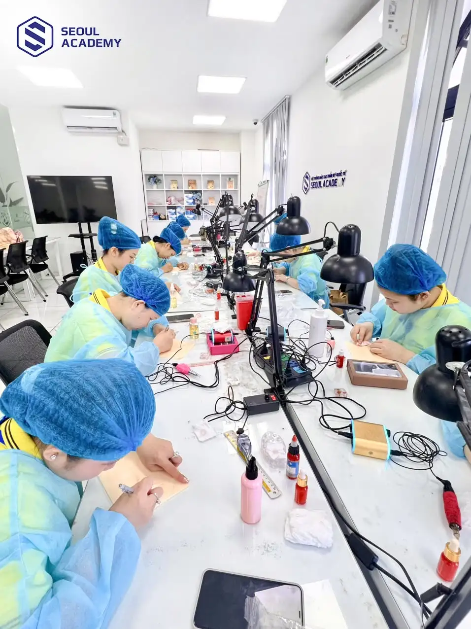 Seoul Academy đào tạo khoá học phun xăm thẩm mỹ cũng như vẽ môi trên da giả