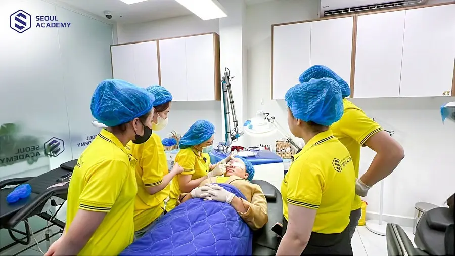 Thực hành trên mẫu thật giúp người học tích lũy kinh nghiệm trước khi tự nhận khách và mở tiệm