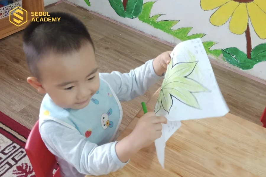 Phụ huynh không nên quá lo lắng khi bé ăn bút màu