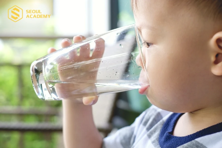 Cho trẻ uống nhiều nước sau khi lỡ ăn bút sáp màu