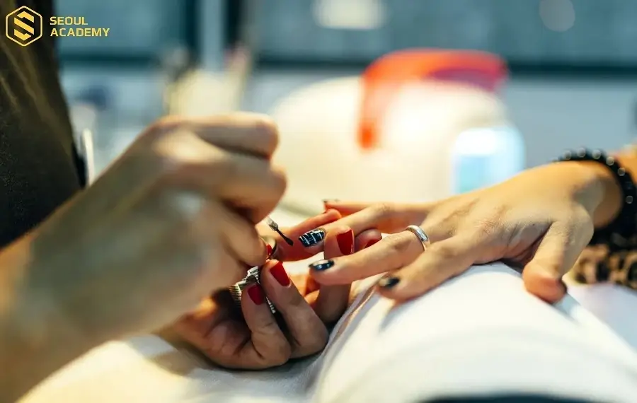 Đặc thù nghề nail phải tiếp xúc thường xuyên với hóa chất tiềm ẩn nguy cơ mắc các bệnh nghề nghiệp