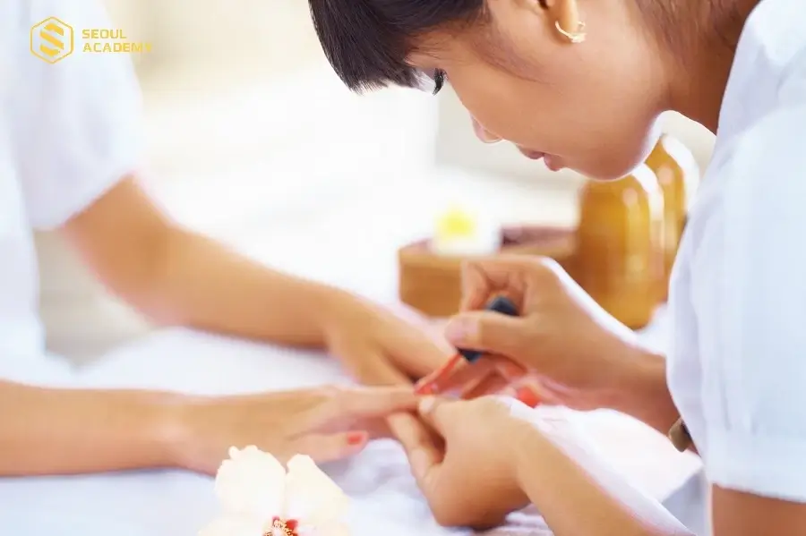Thợ nail có nguy cơ bị ảnh hưởng đến hệ hô hấp nếu không được trang bị bảo hộ khi làm việc