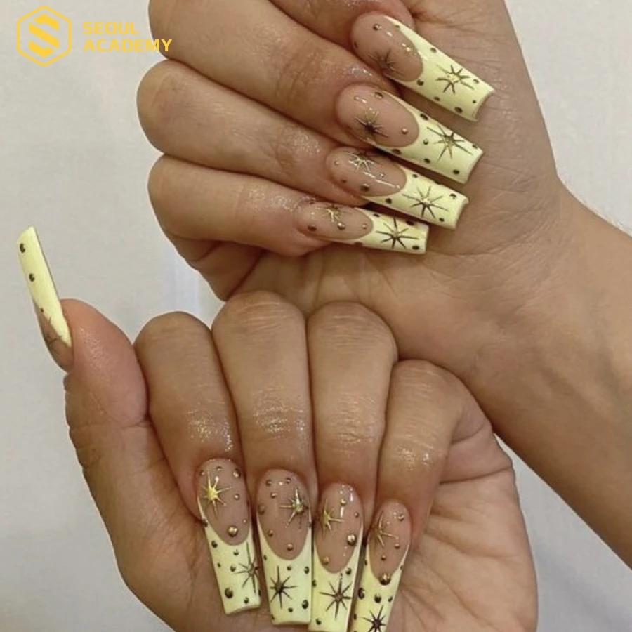 Kiểu chụp ảnh nail hai bàn tay nắm lại
