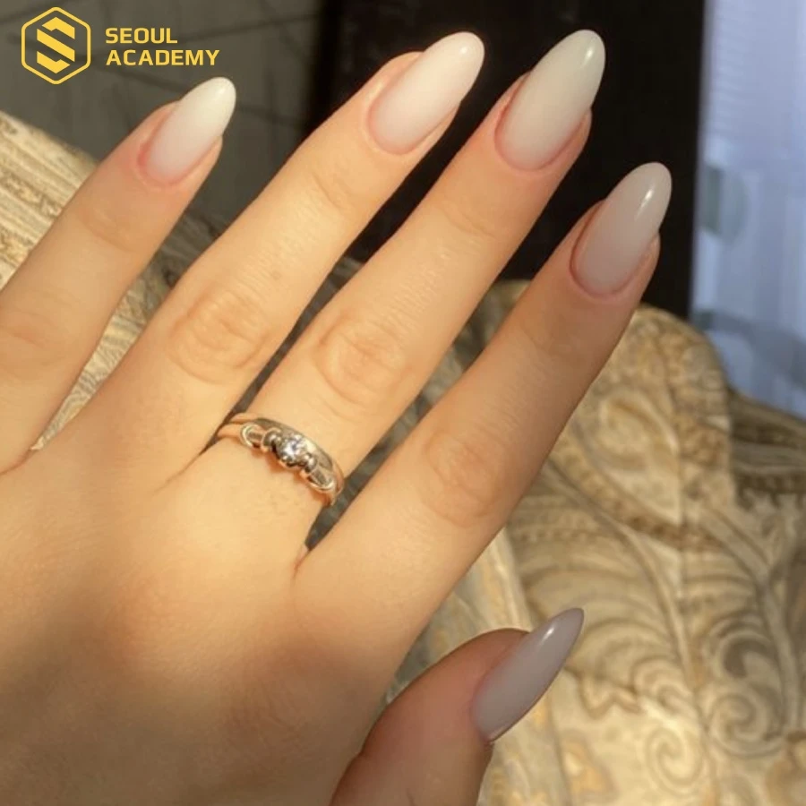 Bộ móng nổi bật với kiểu chụp nail tận dụng ánh sáng tự nhiên