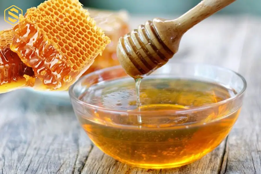 Dùng mật ong rất hiệu quả để dưỡng móng tay bị hư tổn