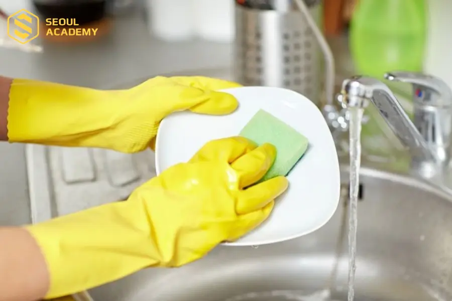 Nên đeo găng tay khi làm việc để tránh tiếp xúc với chất tẩy rửa