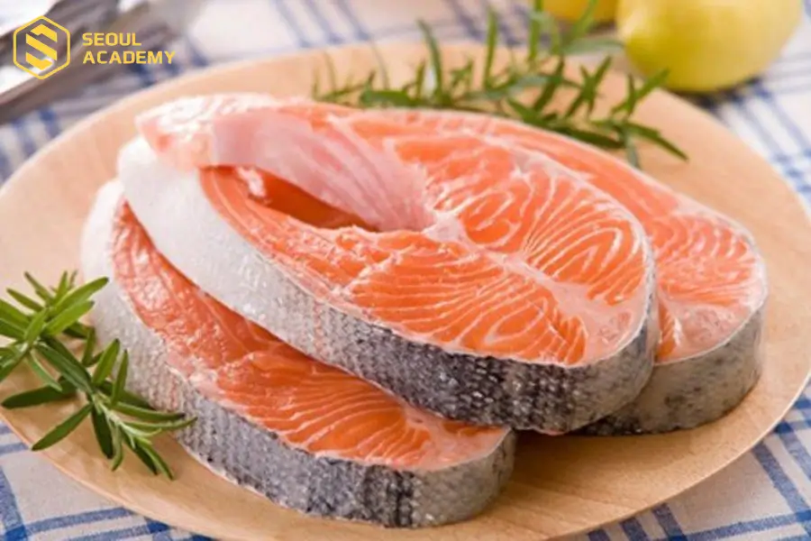 Cá hồi là thực phẩm có nhiều dưỡng chất tốt cho móng tay