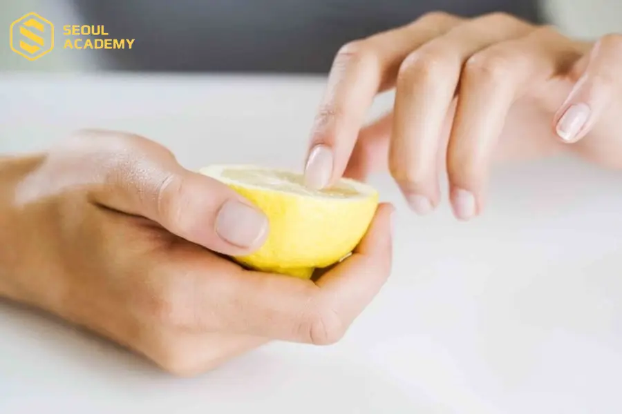 Nước cốt chanh có công dụng dưỡng móng tay khá tốt