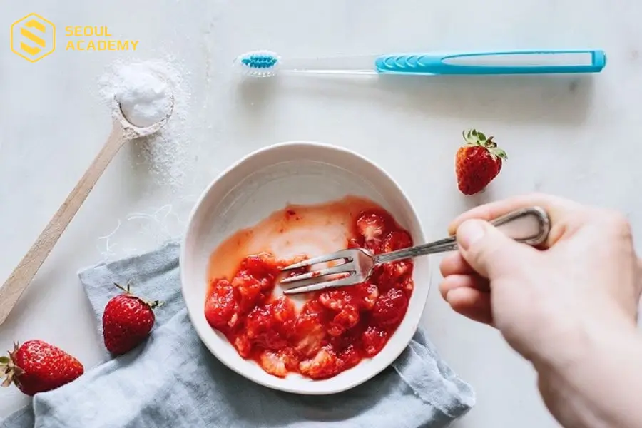 Sử dụng dâu tây dưỡng móng hư tổn