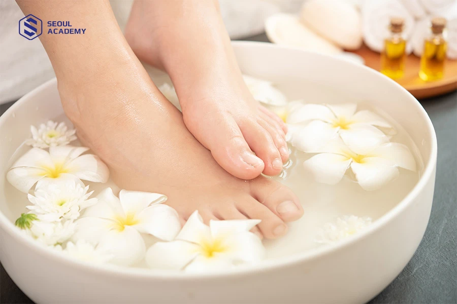 Ngân châm là bí quyết giúp lấy khoé móng tại nhà dễ dàng hơn