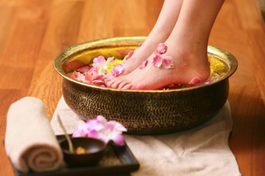 Vệ sinh sạch sẽ vùng móng chân là điều cần thiết sau khi lấy khóe