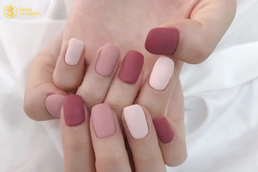 Từ hai màu đen và trắng có thể điều chỉnh độ đậm nhạt của màu