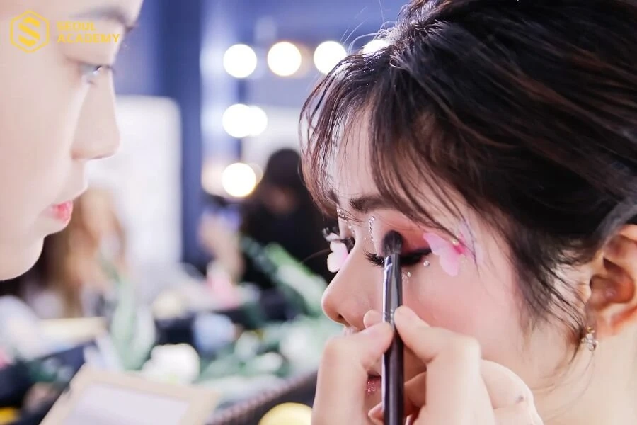 Chứng chỉ nghề trang điểm là ăn bằng chính thức do các cơ sở đào tạo nghề hoặc tổ chức có thẩm quyền cấp