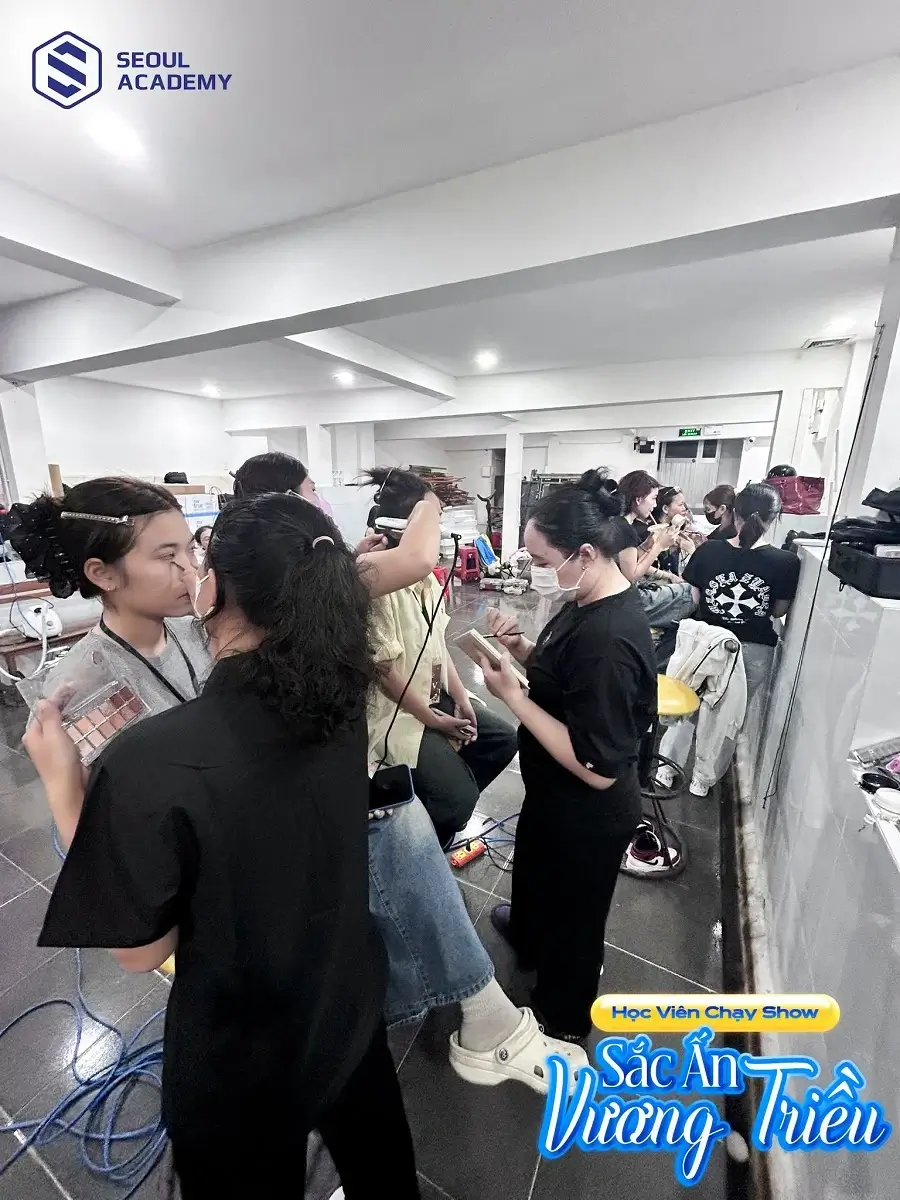 Bạn cần trải qua khóa đào tạo trước khi đăng ký thi lấy chứng chỉ nghề trang điểm
