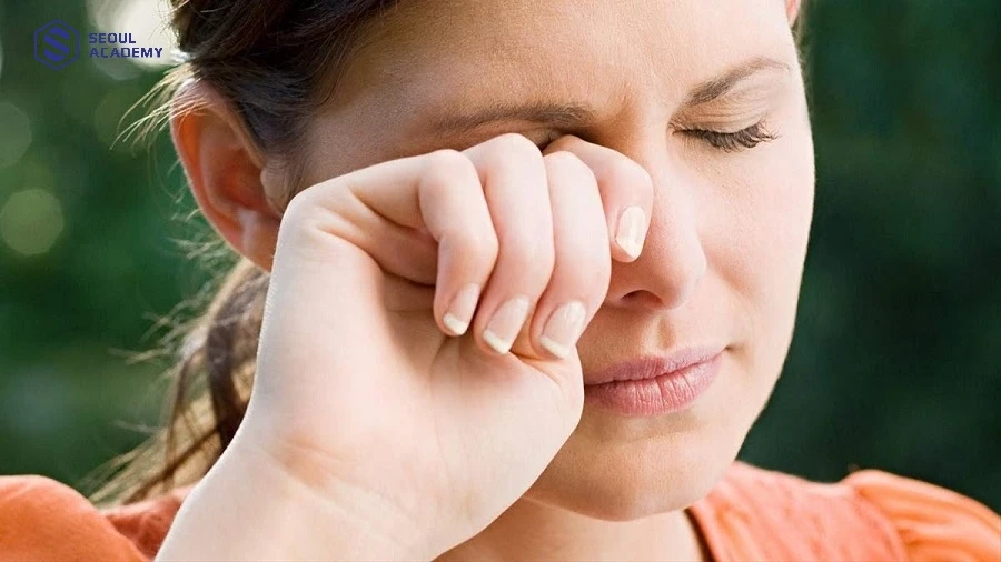 Giật mắt phải nữ theo giờ đa dạng các điềm báo khác nhau