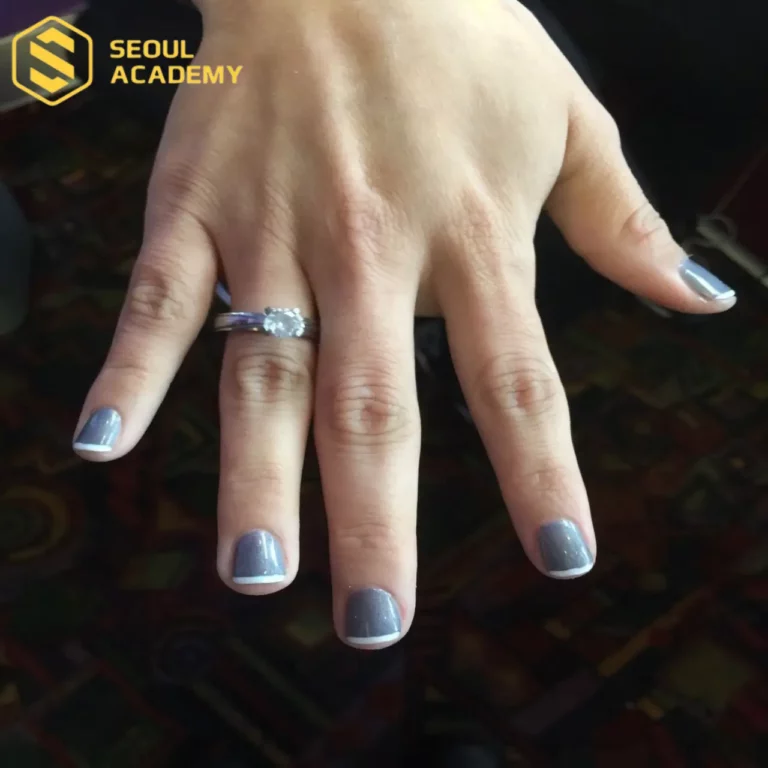 Phối màu với nail xám sang chảnh