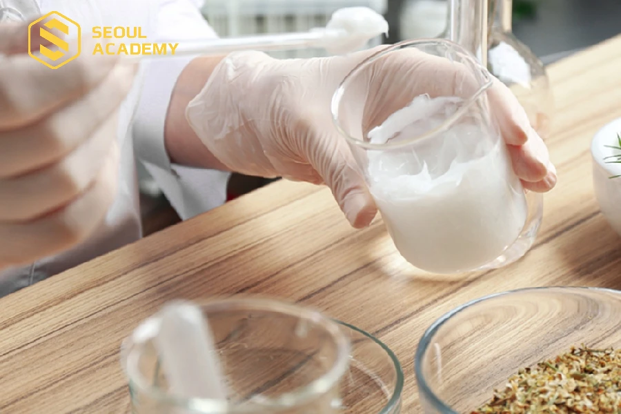 Công việc của ngành điều chế mỹ phẩm là phối hợp nguyên liệu để tạo ra mỹ phẩm chất lượng