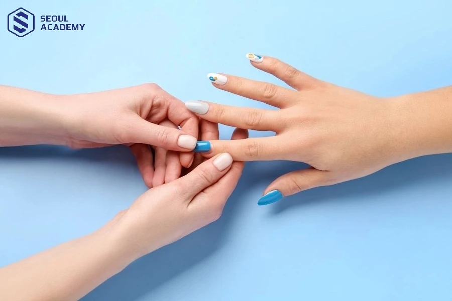 Bạn có thể tự gắn móng giả tại nhà để tiết kiệm chi phí làm móng