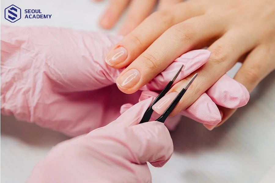 Tùy thuộc vào khả năng và nhu cầu mà bạn có thể lựa chọn tự gắn móng tại nhà hoặc ra tiệm gắn móng giả