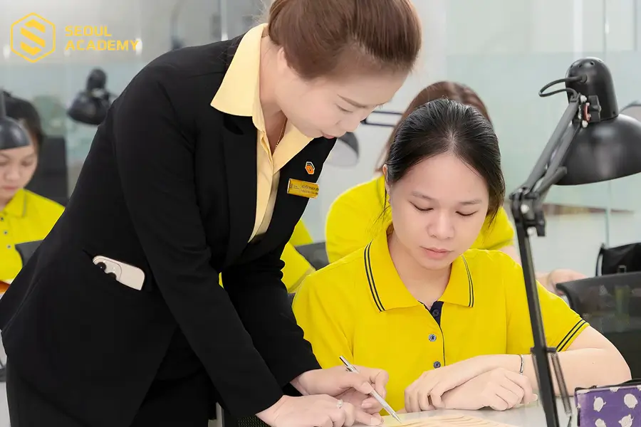 Học nghề làm móng tại Seoul Academy để có thể tự làm móng cho mình tại nhà