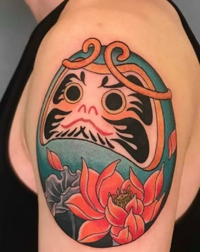 Búp bê Daruma với hoa mẫu đơn nở rộ tượng trưng cho sự thành công, viên mãn