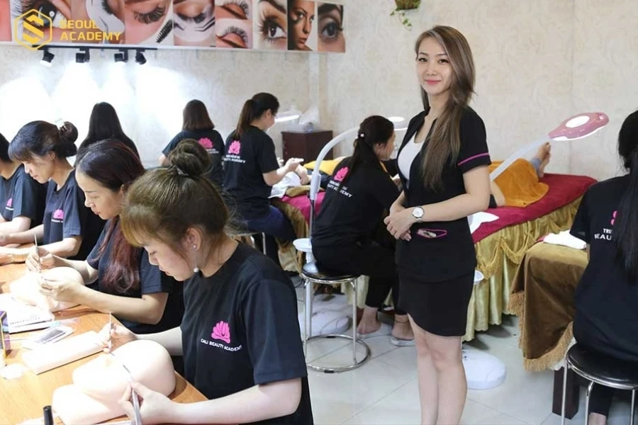 Học viên sẽ thực hành bằng mô hình trước khi làm cho mẫu thật