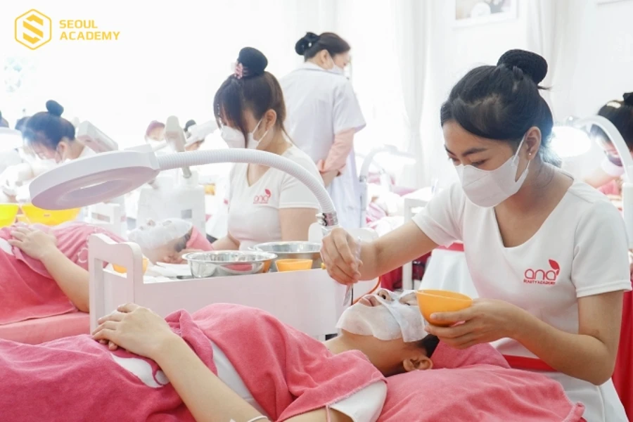 Học viên Ana Beauty Academy được giảng viên theo dõi sát sao