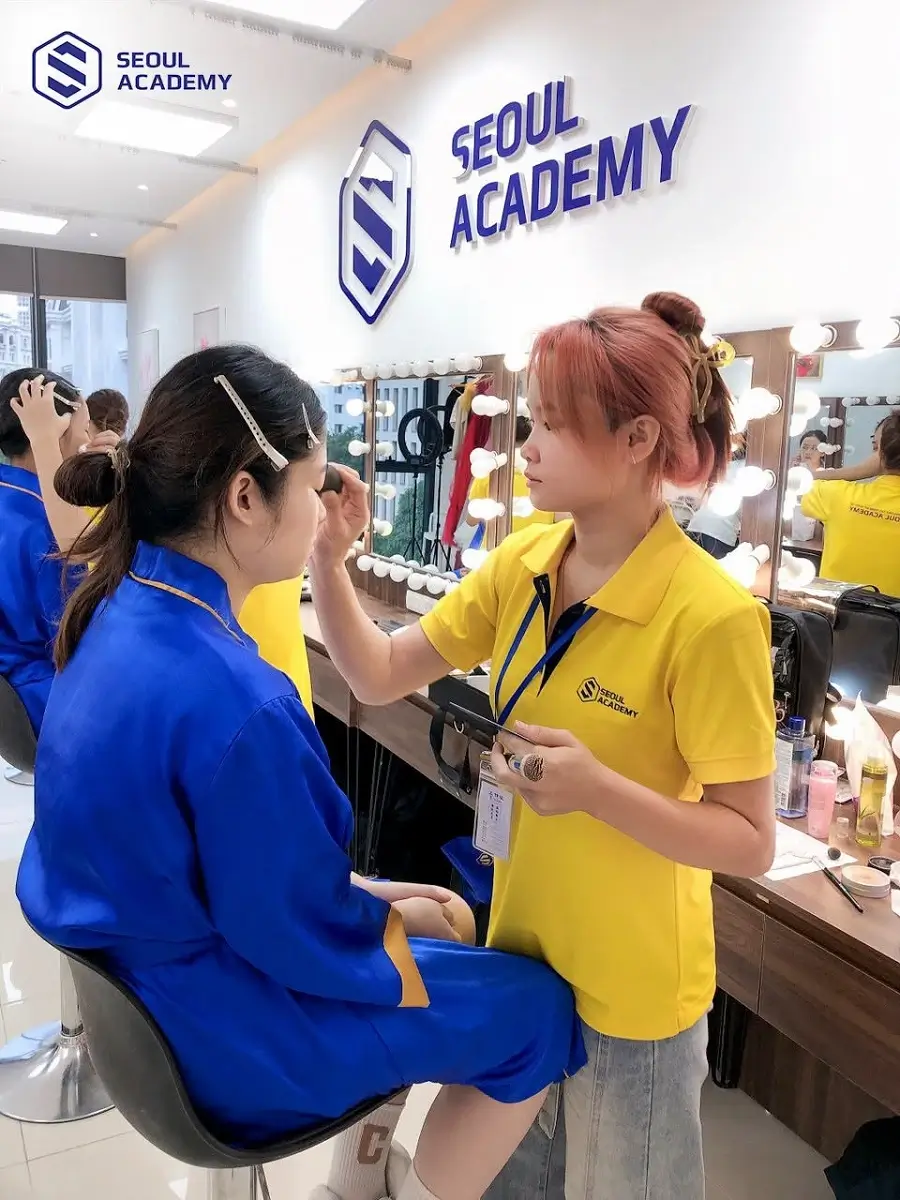 Chi phí học và sắm đồ nghề cũng là vấn đề bạn cần quan tâm khi học trang điểm chuyên nghiệp