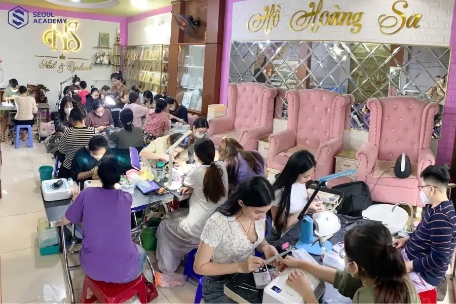 Hồ Hoàng Sa Beauty Nail Salon thu hút đông đảo người theo học